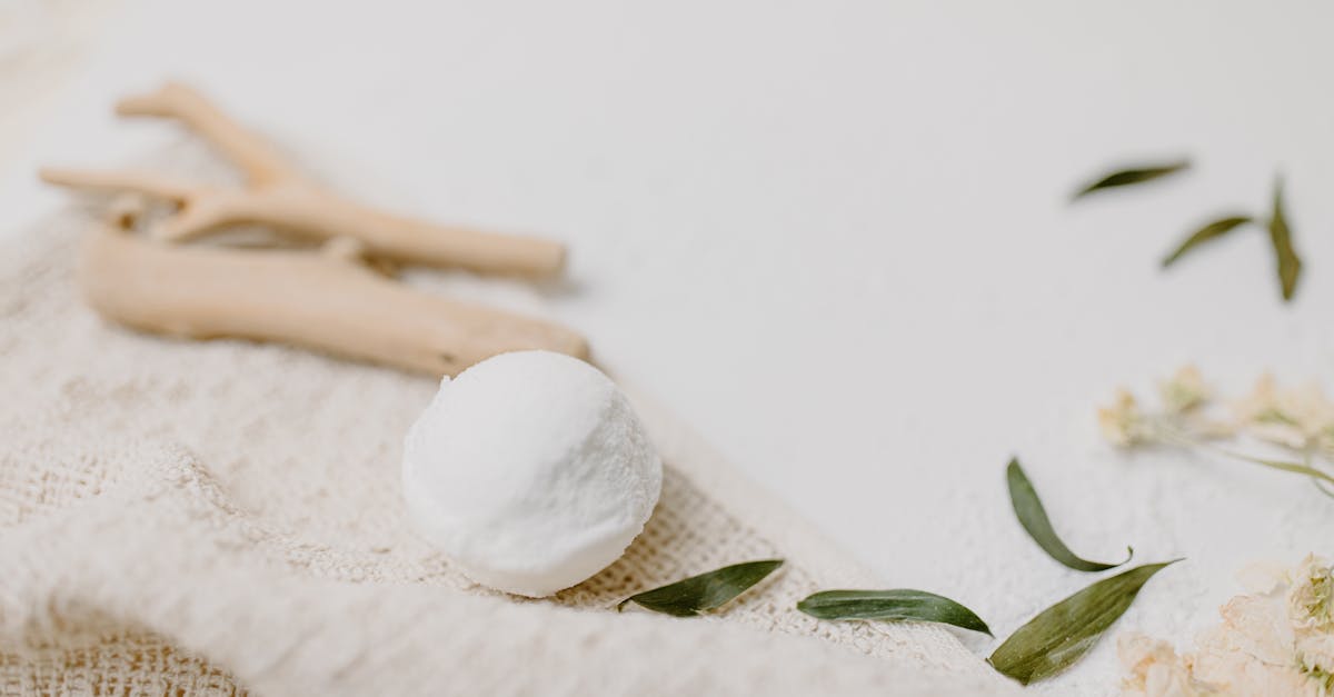 découvrez nos astuces efficaces pour blanchir le coton naturellement et redonner éclat à vos vêtements en coton.